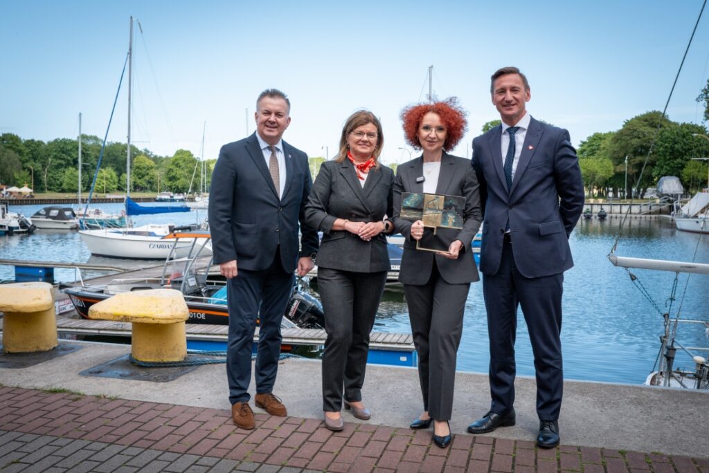 Marszałek Województwa Zachodniopomorskiego Olgierd Geblewicz i prezydent Świnoujścia Joanna Agatowska wraz z osobami towarzyszącymi, Świnoujście, 26 maja 2025 roku