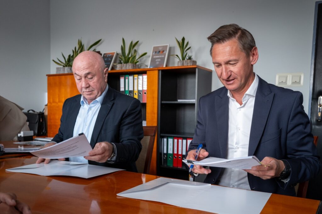 Marszałek województwa Olgierd Geblewicz podpisuje umowę na innowacje produkcyjne z firmą MD Budinvest z Białego Boru. 3 czerwca 2026