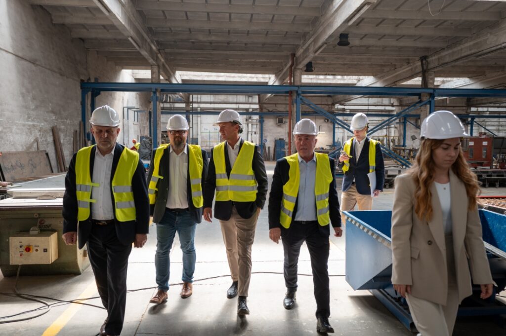 Marszałek województwa Olgierd Geblewicz wraz z osobami towarzyszącymi zwiedza halę firmy MD Budinvest z Białego Boru. 3 czerwca 2026