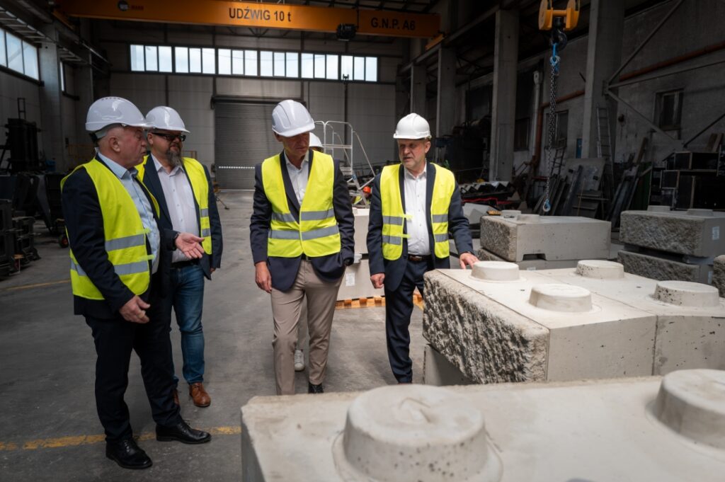 Marszałek województwa Olgierd Geblewicz wraz z osobami towarzyszącymi zwiedza halę firmy MD Budinvest z Białego Boru. 3 czerwca 2026