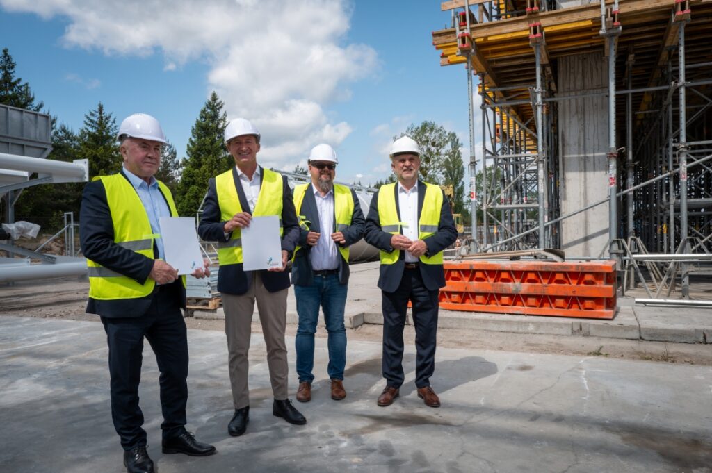 Marszałek województwa Olgierd Geblewicz wraz z osobami towarzyszącymi zwiedza teren firmy MD Budinvest z Białego Boru. 3 czerwca 2026