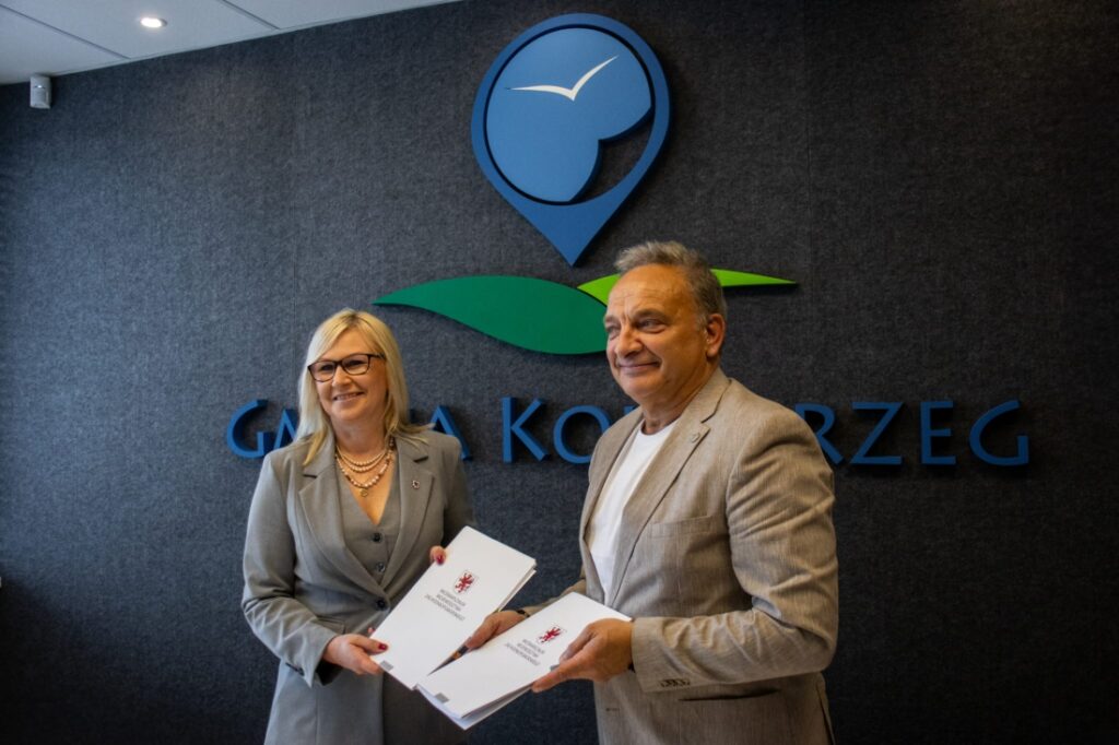 Wicemarszałkini województwa zachodniopomorskiego Anna Bańkowska oraz wójt gminy Kołobrzeg Jerzy Wolski podpisują umowy o dofinansowanie dwóch projektów, 6 czerwca 2025 roku