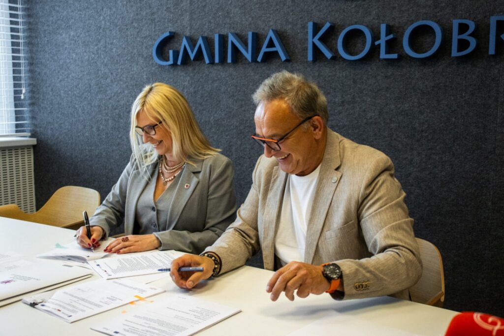 Wicemarszałkini województwa zachodniopomorskiego Anna Bańkowska oraz wójt gminy Kołobrzeg Jerzy Wolski podpisują umowy o dofinansowanie dwóch projektów, 6 czerwca 2025 roku