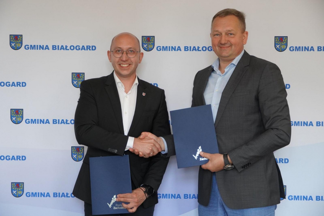 Wicemarszałek województwa Jakub Kowalik (z lewej) podpisał umowę z Gminą Białogard. Wsparcie przeznaczone będzie na budowę ścieżki rowerowej od miejscowości Nasutowo poprzez Zagórze-Rychowo, aż do Podwilcza....