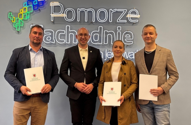 Wicemarszałek Jakub Kowalik oraz przedstawiciele firmy Good Solution