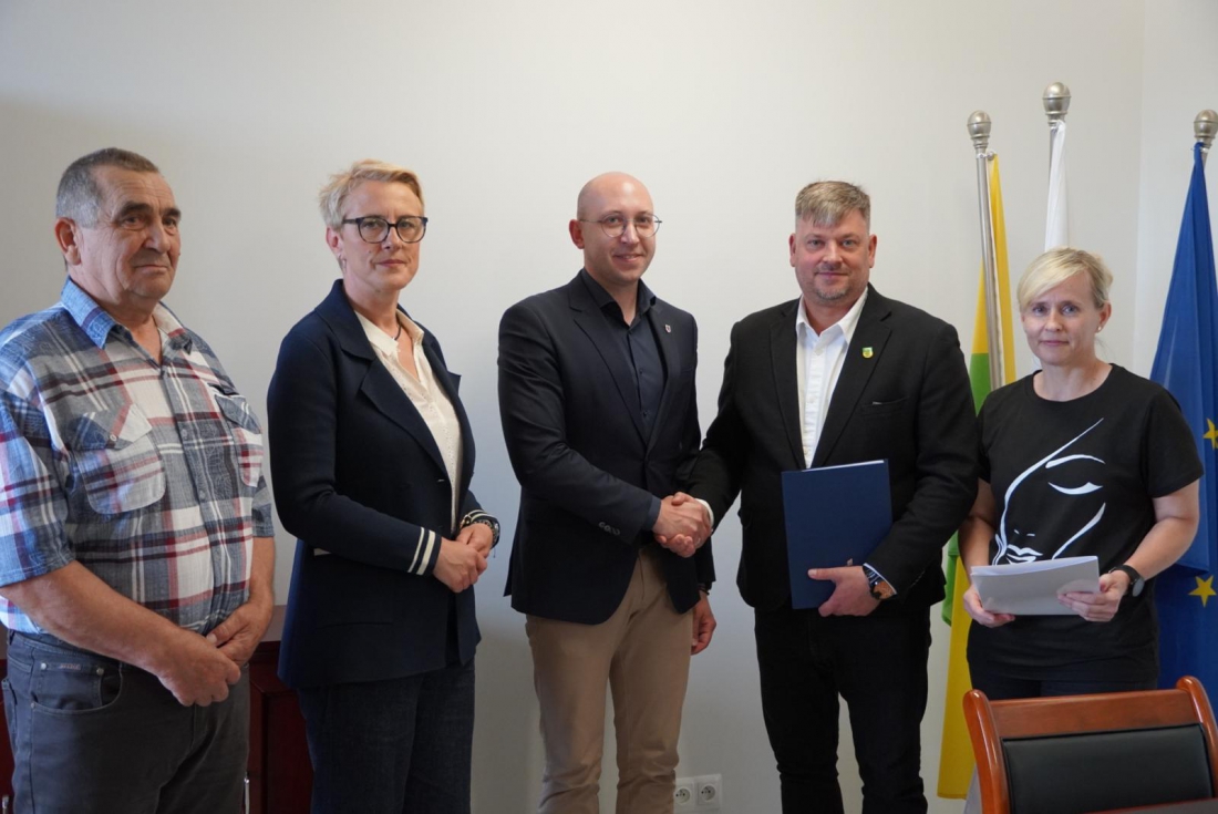 Wicemarszałek województwa Jakub Kowalik (pierwszy z lewej) podpisał umowę z władzami gminy Darłowo. Wsparcie pomoże oświetlić boisko w Bukowie Morskim....