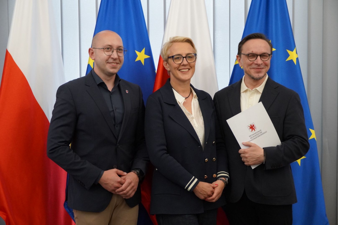 Wicemarszałek województwa Jakub Kowalik (pierwszy z lewej) podpisał umowę z Miastem Darłowo. Przyznane dofinansowanie pozwoli na remont na stadionie miejskim....