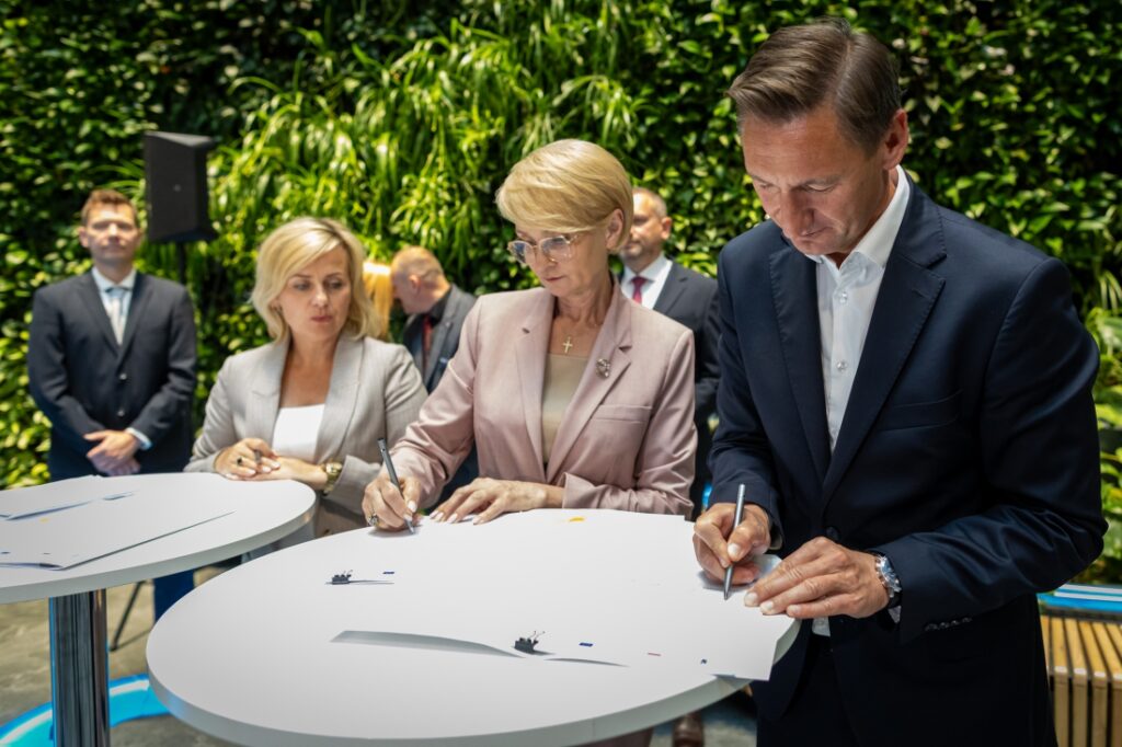 Marszałek Województwa Zachodniopomorskiego Olgierd Geblewicz i Prezydent Miasta Kołobrzeg Anna Mieczkowska podpisują umowę o dofinansowanie, 25 czerwca 2025 r.