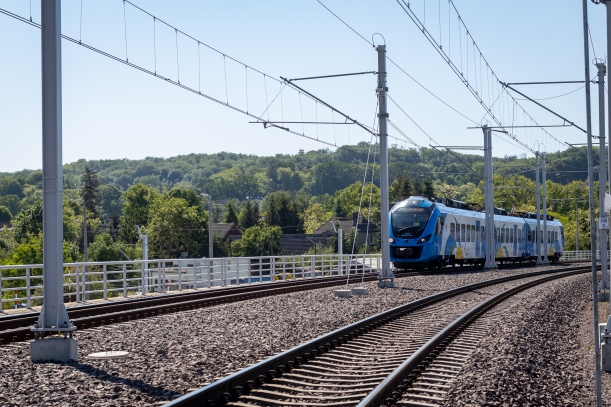 Pociąg jadący w pobliżu mostu w Podjuchach, Szczecin