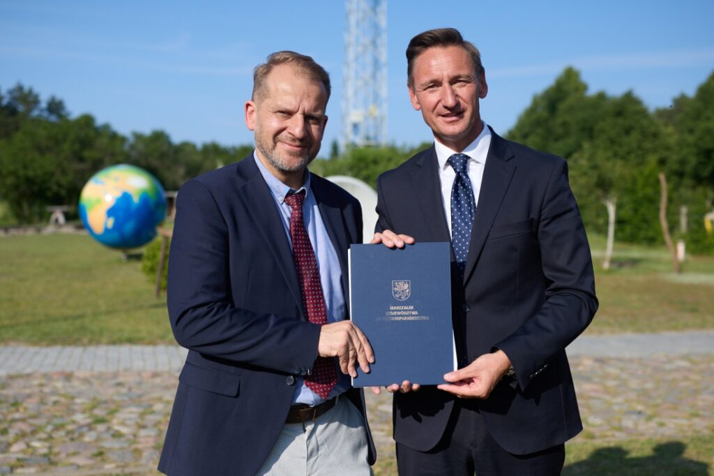 Marszałek województwa Olgierd Geblewicz (z prawej) i burmistrz Polic Krystian Kowalewski prezentują podpisaną umowę gwarantującą unijne wsparcie na budowę 10 km nowych ścieżek rowerowych w Policach, 17 czerwca 2025 r.