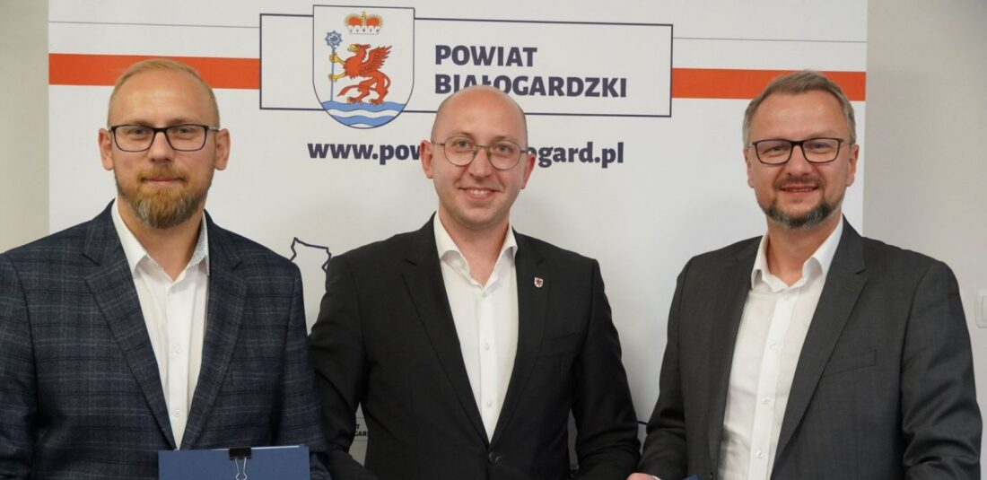 Wicemarszałek województwa Jakub Kowalik (w środku) podpisał umowę z władzami powiatu białogardzkiego gwarantującą wsparcie na utworzenie ścieżki rowerowej w ciągu drogi powiatowej 3519Z, stanowiącej integralną część drogi od Białogardu przez Lulewiczki w kierunku Żelimuchy....