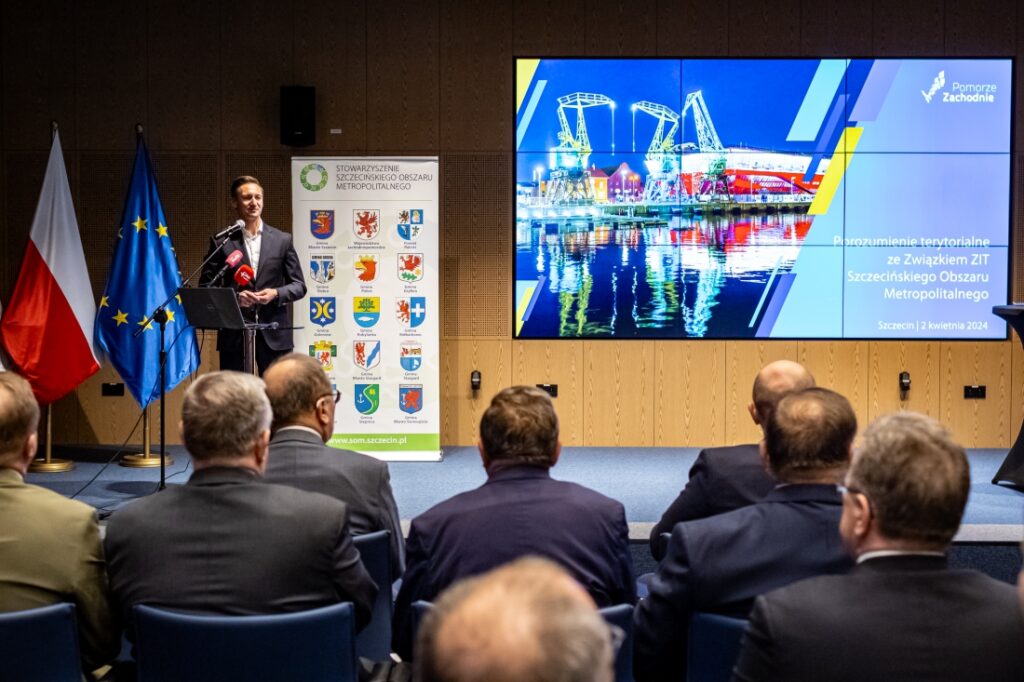 Marszałek Olgierd Geblewicz podczas podpisywania porozumienia z ZIT, SOM, Szczecin 2 kwietnia 2024 r.