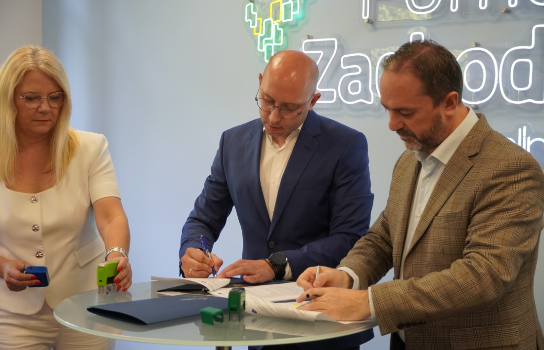 Wicemarszałek województwa Jakub Kowalik (w środku) podpisał umowę z władzami gminy Biesiekierz na dofinansowanie budowy ścieżki rowerowej wzdłuż drogi wojewódzkiej nr 112....