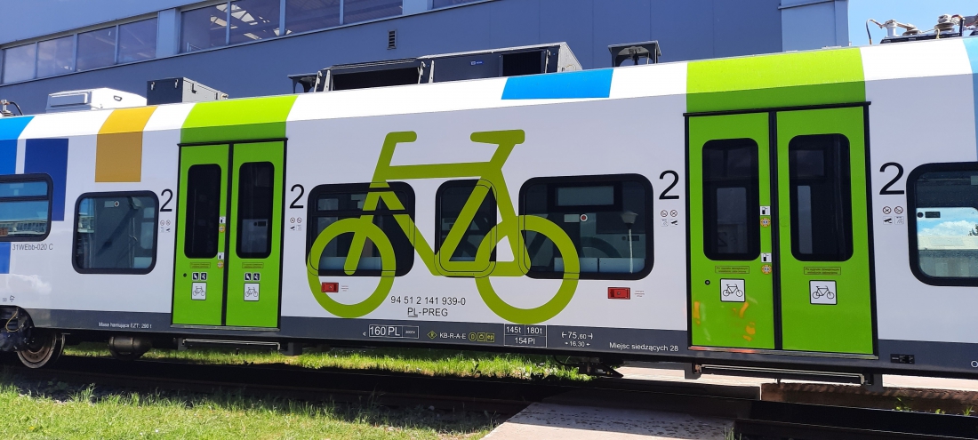 Piktogramy oznaczające strefę przewozu rowerów widoczne są także po zmroku...