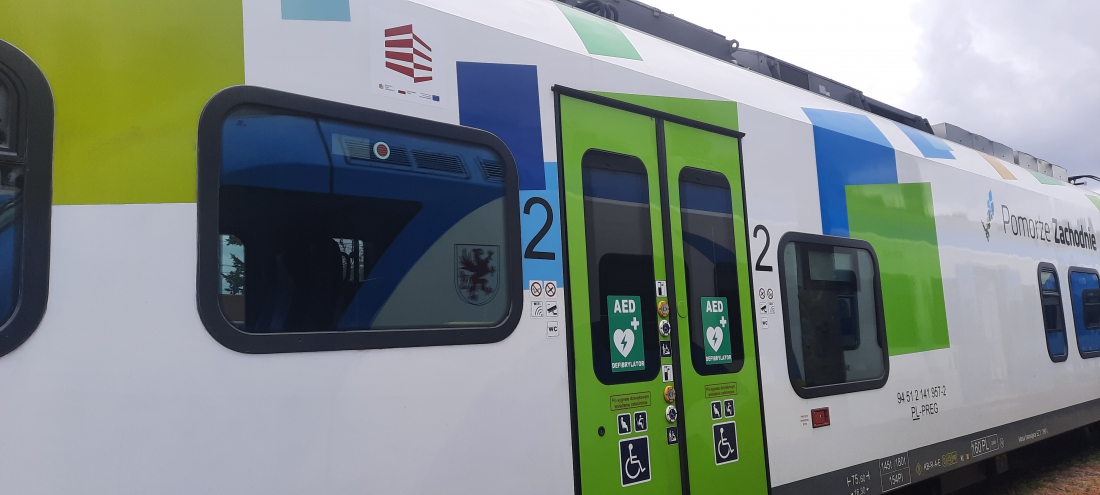 Jeden z nowoczesnych pociągów Pomorza Zachodniego. Jeszcze w ty roku na trasach regionu kursować będzie 8 takich składów zakupionych w ramach najnowszego kontraktu, realizowanego z dofinansowaniem środków z KPO...