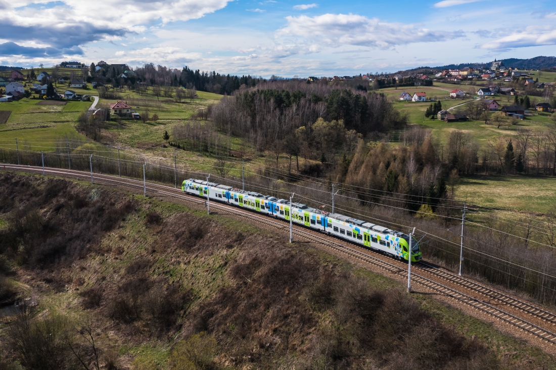 Jeden z nowoczesnych pociągów Pomorza Zachodniego. Jeszcze w ty roku na trasach regionu kursować będzie 8 takich składów zakupionych w ramach najnowszego kontraktu, realizowanego z dofinansowaniem środków z KPO...