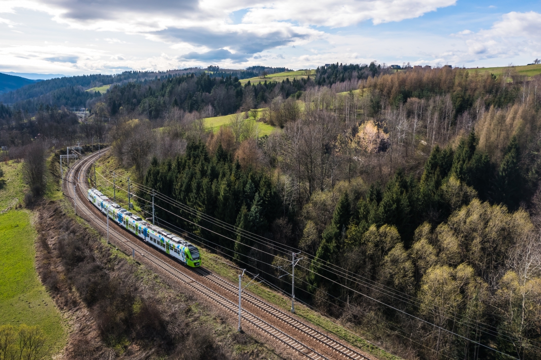 Jeden z nowoczesnych pociągów Pomorza Zachodniego. Jeszcze w ty roku na trasach regionu kursować będzie 8 takich składów zakupionych w ramach najnowszego kontraktu, realizowanego z dofinansowaniem środków z KPO...