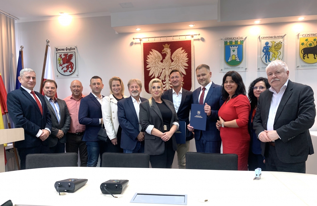 Fot. Urząd Miejski w Gryficach. Inwestycje w turystykę, termomodernizację i staże uczniowskie. Samorządowcy, którzy utworzyli Związek ZIT Obszaru Funkcjonalnego Gryfic w środę, 23 lipca 2025 r. podpisali z Marszałkiem Województwa Zachodniopomorskiego Olgierdem Geblewiczem porozumienie terytorialne....
