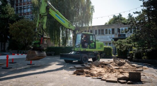 Ciężki sprzęt na Placu Wolności. Przy Nowogardzkim Domu Kultury powstaje nowoczesna infrastruktura miejska