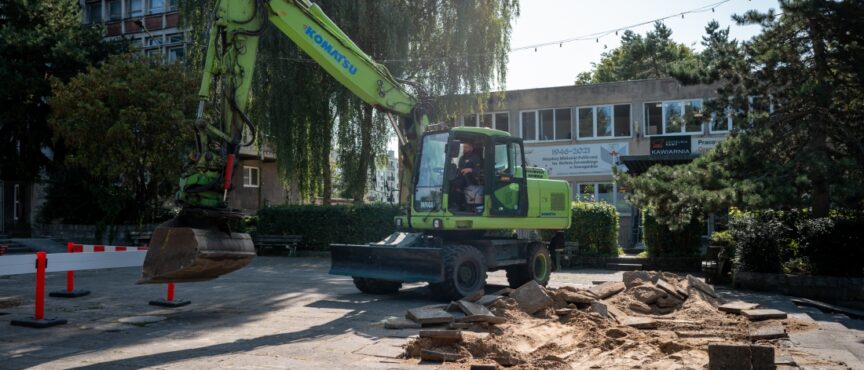 Ciężki sprzęt na Placu Wolności. Przy Nowogardzkim Domu Kultury powstaje nowoczesna infrastruktura miejska