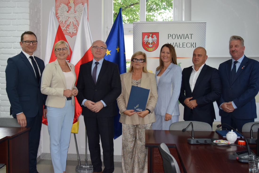 Dzięki podpisanej umowie w rozbudowanej placówce wałeckiego PZAZ zatrudnienie znajdzie więcej osób - fot. Starostwo Powiatowe w Wałczu....
