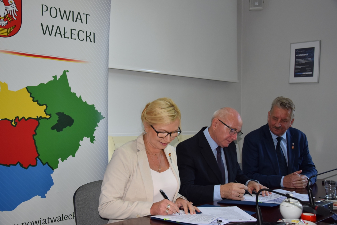 Wicemarszałkini województwa Anna Bańkowska podpisała w Wałczu umowę gwarantującą Powiatowi Wałeckiemu fundusze europejskie na rozbudowę PZAZ - fot. Starostwo Powiatowe w Wałczu....