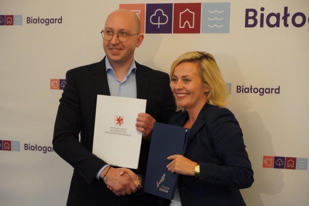 Podpisanie umowy o dofinansowanie dla Białogardu. Wicemarszałek Woj. Zachodniopomorskiego Jakub Kowalik i Burmistrz Białogardu Emilia Bury