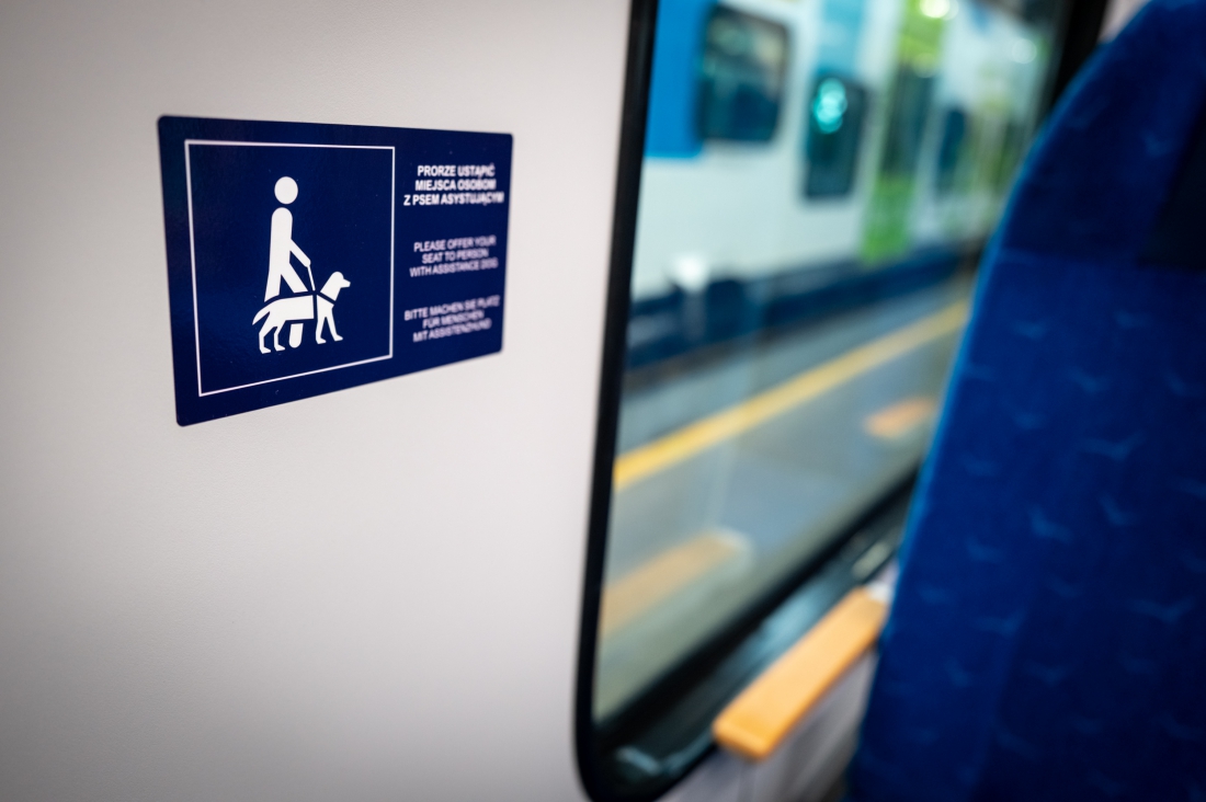 edykowane miejsce czeka na pasażerów poruszających się z pomocą psa asystującego...