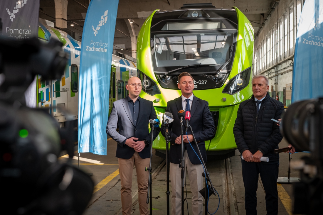 Na trasy Pomorza Zachodniego wyjechał 8., ostatni z zamówionych przez województwo nowoczesny pociąg. W przekazaniu go do eksploatacji uczestniczyli marszałek Województwa Zachodniopomorskiego Olgierd Geblewicz (w środku), Wicemarszałek Województwa Zachodniopomorskiego Jakub Kowalik (z lewej) oraz dyrektor Zachodniopomorskiego Oddziału Polregio S.A. w Szczecinie Andrzej Chańko...