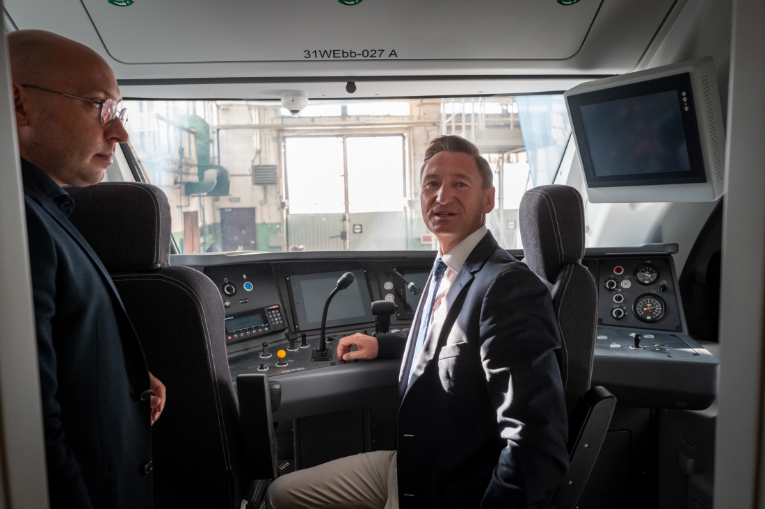 Wicemarszałek Województwa Zachodniopomorskiego Jakub Kowali i marszałek Olgierd Geblewicz w kabinie nowoczesnego pociągu Impuls - ostatniego z ośmiu zamówionych za kwotę ponad 261 mln zł...