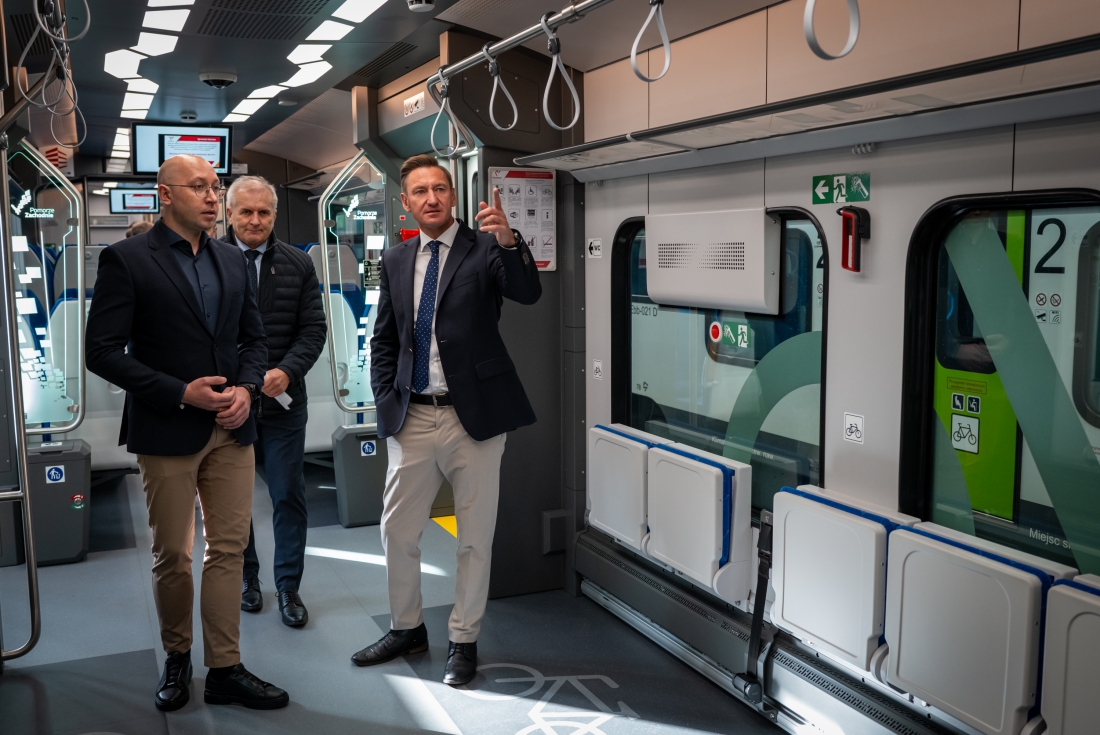 Wicemarszałek Województwa Zachodniopomorskiego Jakub Kowalik, marszałek Olgierd Geblewicz i dyrektor zakładu Polregio w Szczecinie Andrzej Chańko (w środku) w nowoczesnym pociągu Impuls - ostatnim z ośmiu zamówionych za kwotę ponad 261 mln zł...