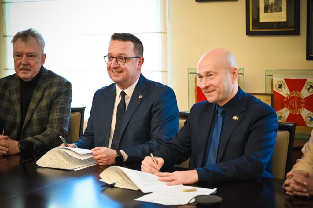 złonek Zarządu Województwa Bogdan Jaroszewicz (drugi z lewej) oraz prezydent Stargardu Rafał Zając podpisali umowę gwarantującą fundusze europejskie na utworzenie w mieście placówki dedykowanej osobom z autyzmem - fot. Sebastian Ler Urząd Miejski w Stargardzie.