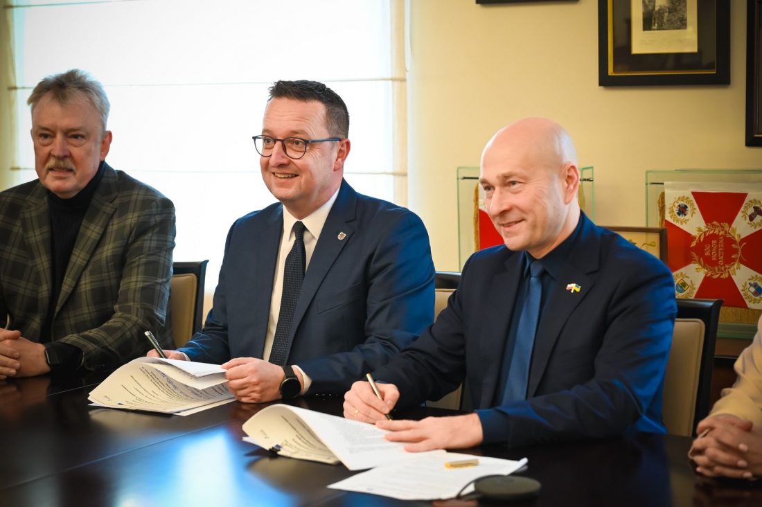 Członek Zarządu Województwa Bogdan Jaroszewicz (drugi z lewej) oraz prezydent Stargardu Rafał Zając podpisali umowę gwarantującą fundusze europejskie na utworzenie w mieście placówki dedykowanej osobom z autyzmem - fot. Sebastian Ler Urząd Miejski w Stargardzie....