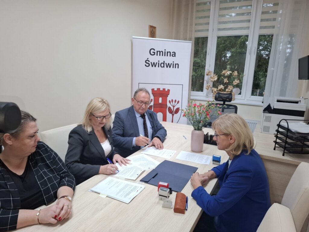 Wicemarszałkini województwa Anna Bańkowska podpisuje umowę na dofinansowanie dla gminy Świdwin na rozwój infrastruktury Środowiskowego Domu Samopomocy w Klępczewie, 14 października 2025 r.