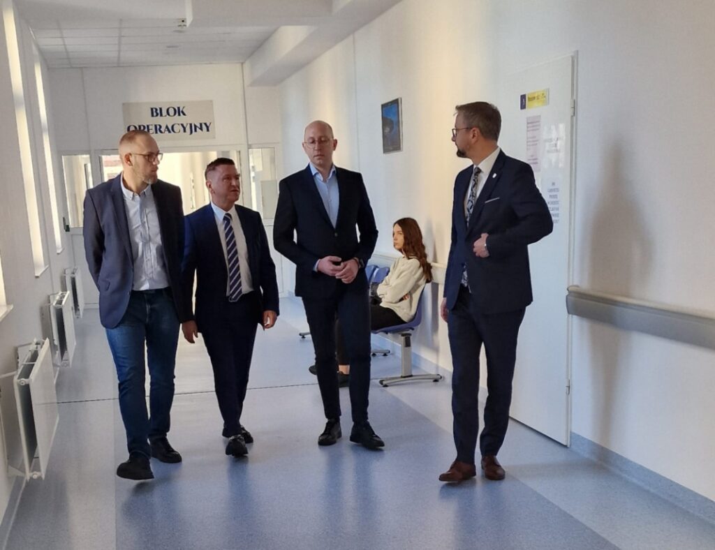 Regionalne Centrum Medyczne w Białogardzie, na zdjęciu Wicemarszałek Województwa Zachodniopomorskiego Jakub Kowalik z członkami zarządu centrum