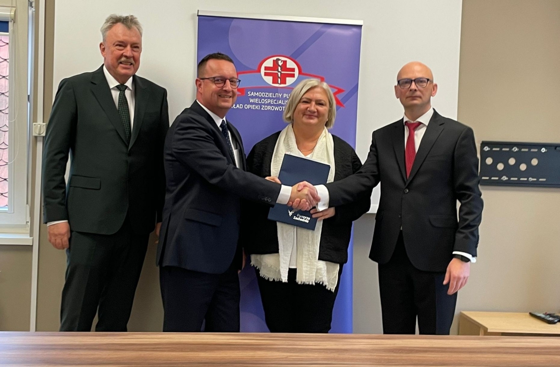 23 października 2025 roku w Stargardzie zawarto umowę gwarantującą unijne wsparcie. W imieniu władz samorządu województwa dokument podpisał Bogdan Jaroszewicz. Na zdjęciu m. in. Bogdan Jaroszewicz w towarzystwie 3 innych osób.