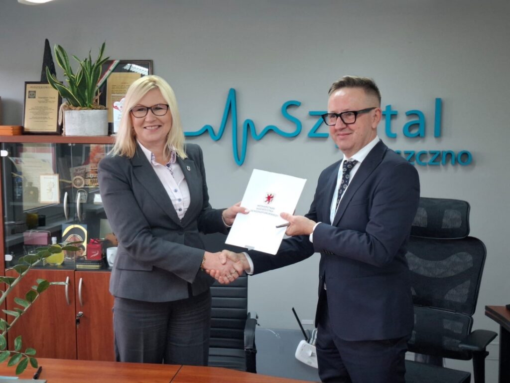 Wicemarszałkini województwa Anna Bańkowska oraz dyrektor SPZOZ Stanisław Gacek podpisują umowę o dofinansowaniu Szpitala Powiatowego w Choszcznie