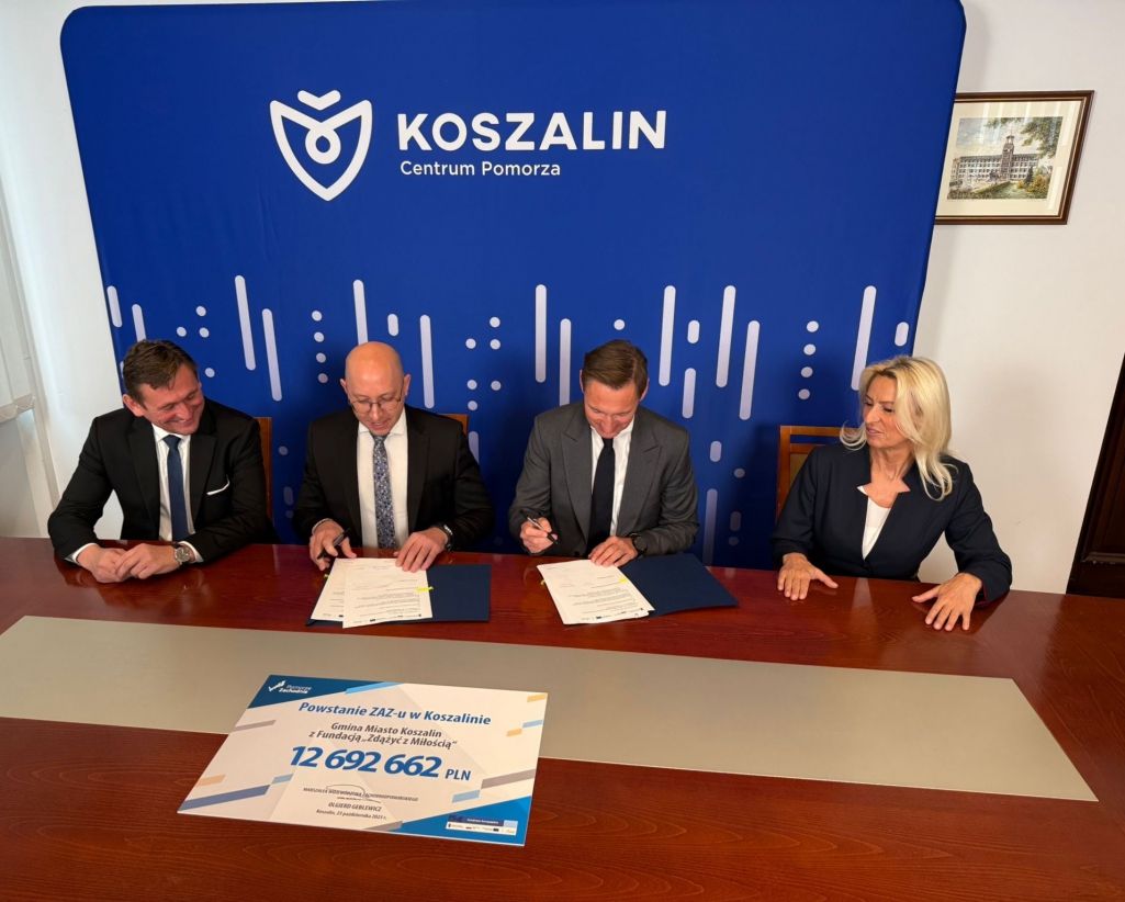 Podpisanie umowy o dofinansowanie na modernizację ZAZ w Koszalinie, na zdjęciu 23 października 2025 r. Od lewej: Prezydent Koszalina Tomasz Sobieraj, wicemarszałek Jakub Kowalik, marszałek Olgierd Geblewicz i Prezes Fundacja „Zdążyć z Miłością” Małgorzata Kaweńska-Ślęzak. 23 października 2025 r.