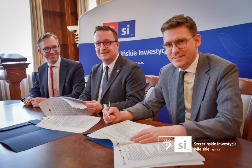 Łukasz Kadłubowski, Bogdan Jaroszewicz, Michał Przepiera podpisują dokumenty