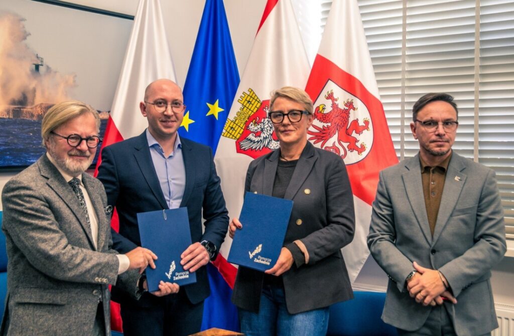 Wicemarszałek województwa Jakub Kowalik (drugi z lewej) odwiedził także Darłowo, gdzie zawarł umowę z samorządem miejskim. Na jej mocy i przy wsparciu środków UE zrewitalizowany zostanie zabytek, w którym utworzone zostanie Centrum historii Ziemi Sławieńskiej 