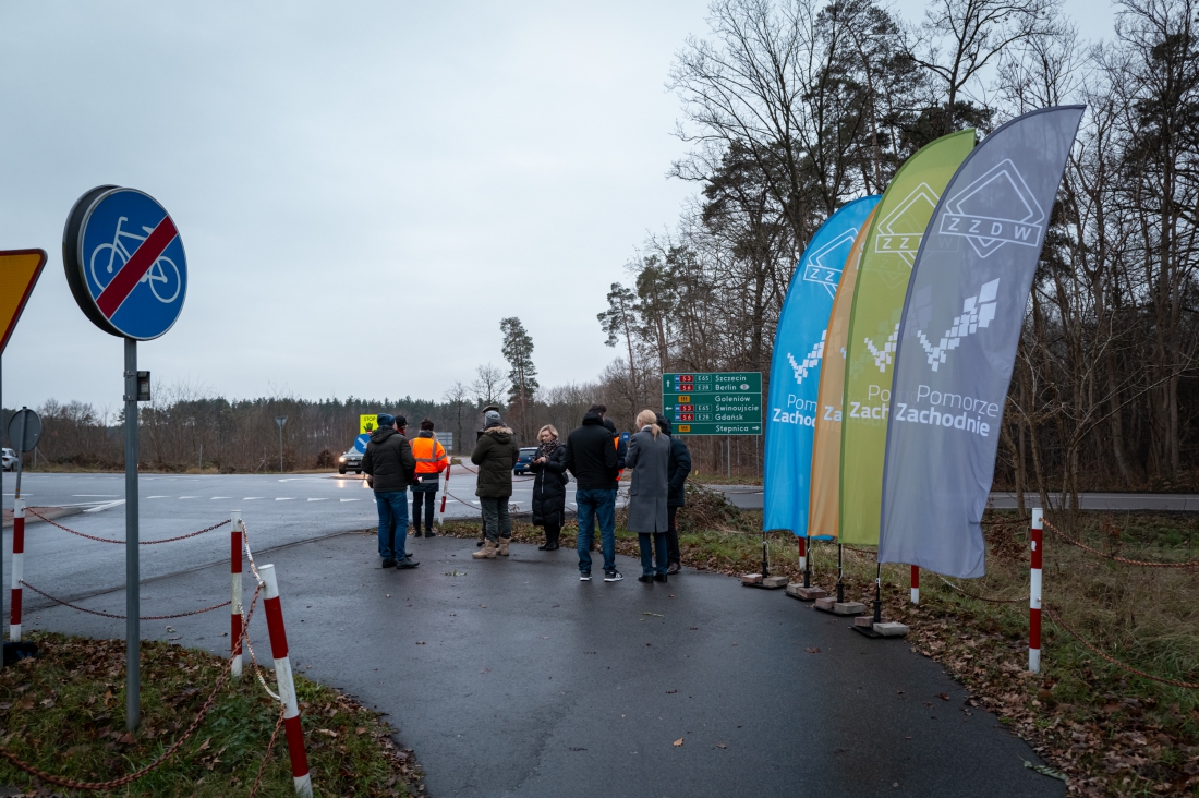 Marszałek Olgierd Geblewicz i dyrektor ZZDW Waldemar Wejnmerowski przekazali plac budowy firmie Strabag, która wybuduje trasę rowerową łączącą Goleniów i Modrzewie wzdłuż DW111...