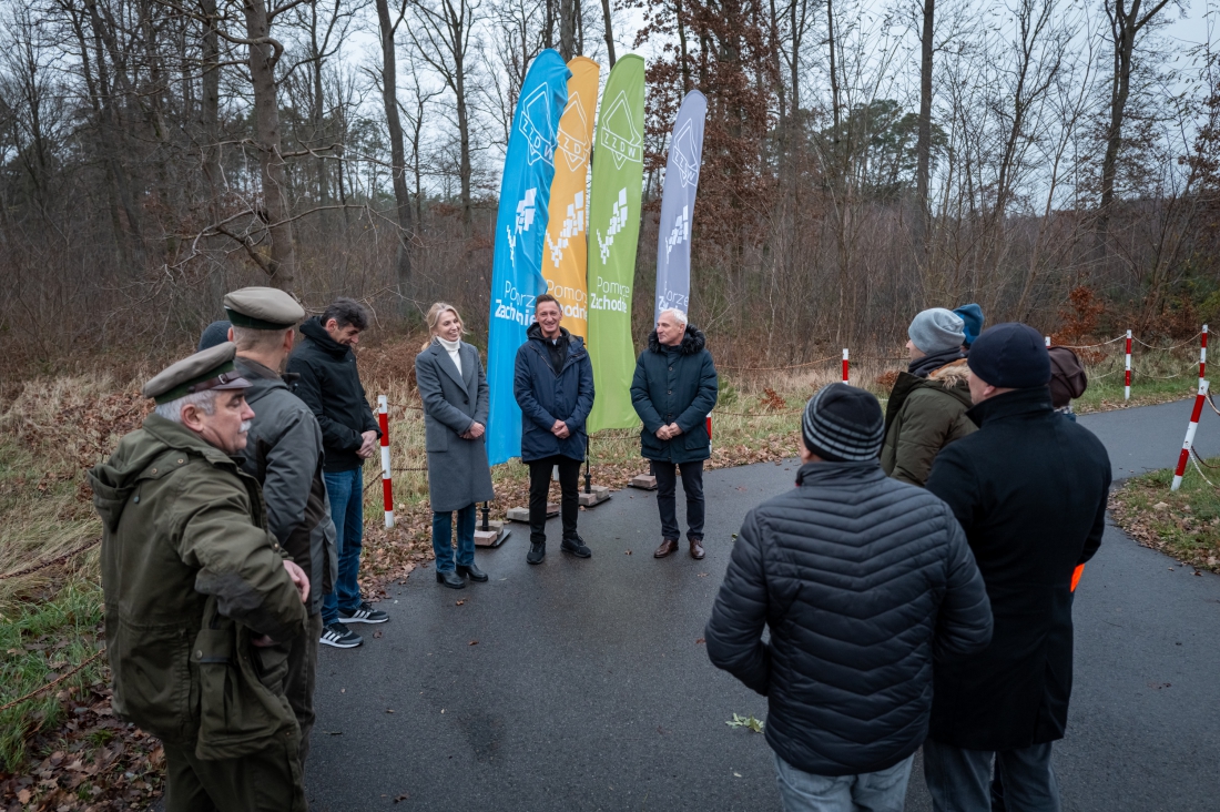 Marszałek Olgierd Geblewicz i dyrektor ZZDW Waldemar Wejnmerowski przekazali plac budowy firmie Strabag, która wybuduje trasę rowerową łączącą Goleniów i Modrzewie wzdłuż DW111...