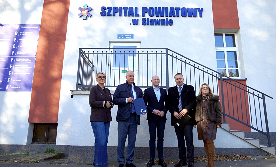 Wicemarszałek województwa Jakub Kowalik (w środku) podpisał umowę unijnego wsparcia ze szpitalem powiatowym w Sławnie, dzięki której poprawią się warunki leczenia w pracowni endoskopii....