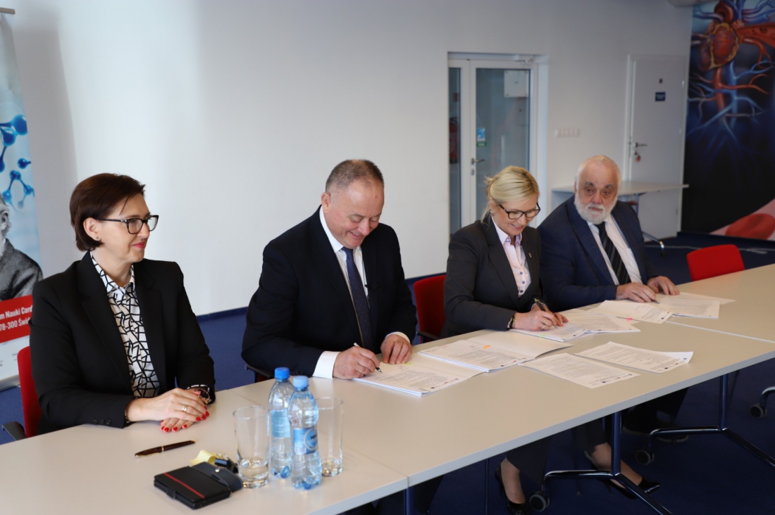 Wicemarszałkini województwa Anna Bańkowska (druga z prawej) podpisała z władzami świdwińskiego starostwa dwie umowy przewidujące dotacje z wykorzystaniem funduszy europejskich....