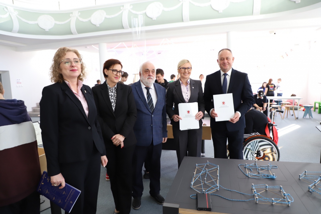 Umowy gwarantujące unijne wsparcie dotyczącą doposażenia Centrum Nauki „Cordis” oraz termomodernizacji Poradni Pedagogiczno-Psychologicznej....