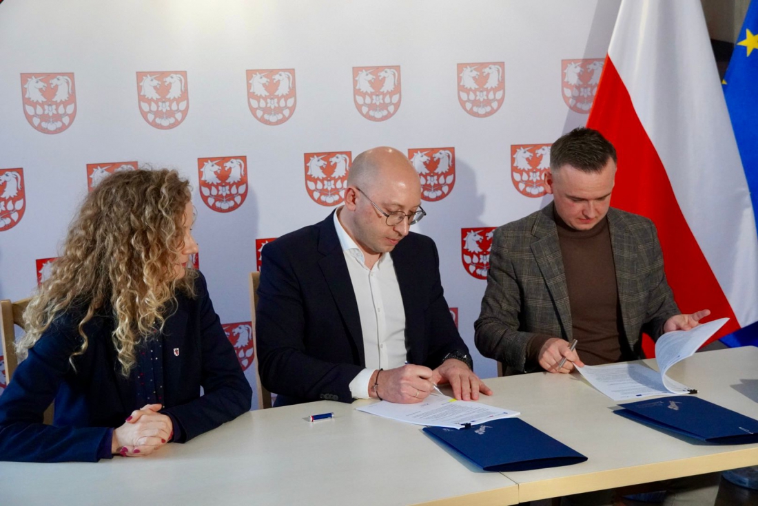 Wicemarszałek województwa (w środku) Jakub Kowalik oraz wójt Świeszyna Marek Brzostko podpisali umowę unijnego wsparcia na budowę nowego centrum turystyczno-rekreacyjnego w Strzekęcinie....