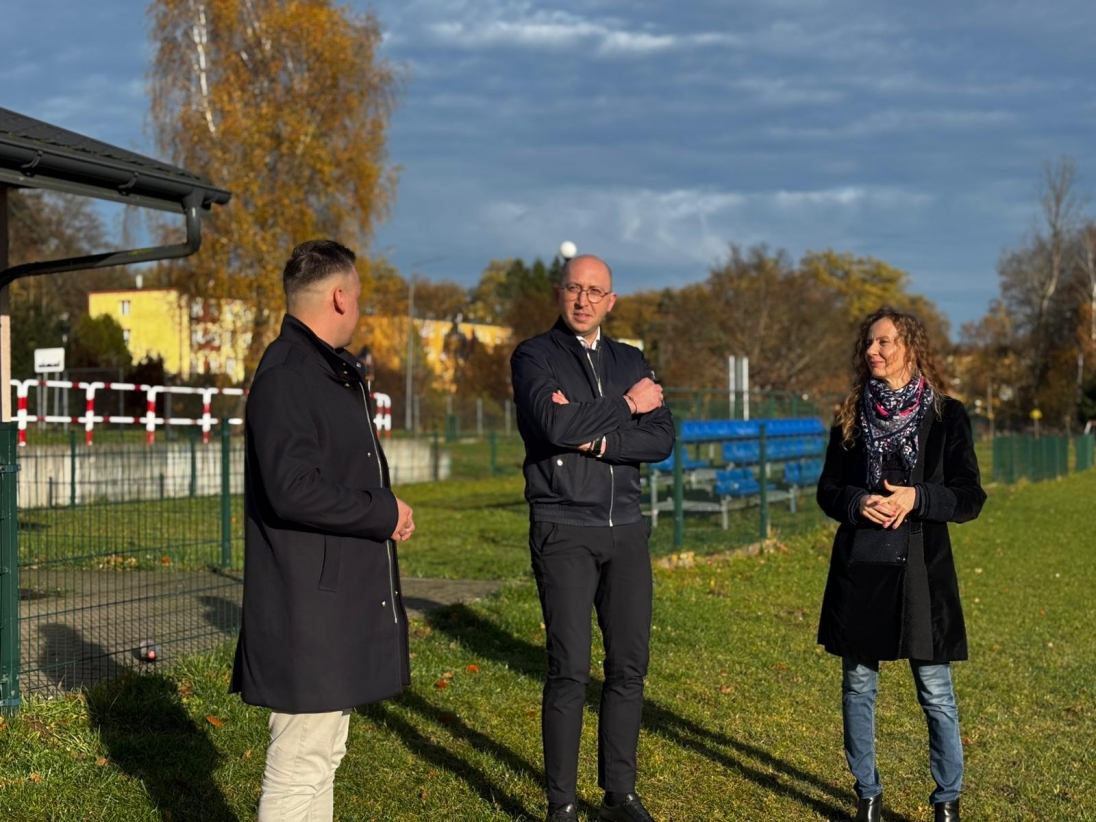Wicemarszałek województwa Jakub Kowalik (w środku) odwiedził miejsce przyszłego Centrum, gdzie dominować będzie część sportowa....