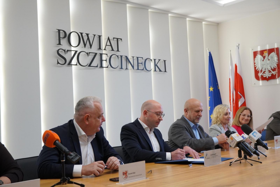 Wicemarszałek województwa Jakub Kowalik (drugi z lewej) podpisał z władzami szczecineckiego starostwa umowę na wsparcie cennej społecznie inwestycji na terenie powiatu....