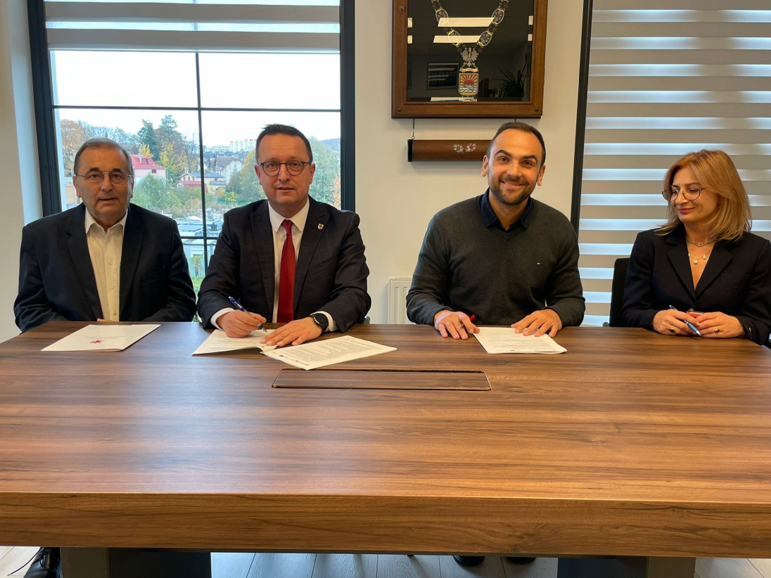 Członek Zarządu Województwa Bogdan Jaroszewicz (drugi z lewej) oraz burmistrz Międzyzdrojów Mateusz Bobek (drugi z prawej) podpisali umowę na wsparcie budowy centrum przesiadkowego w Wapnicy....