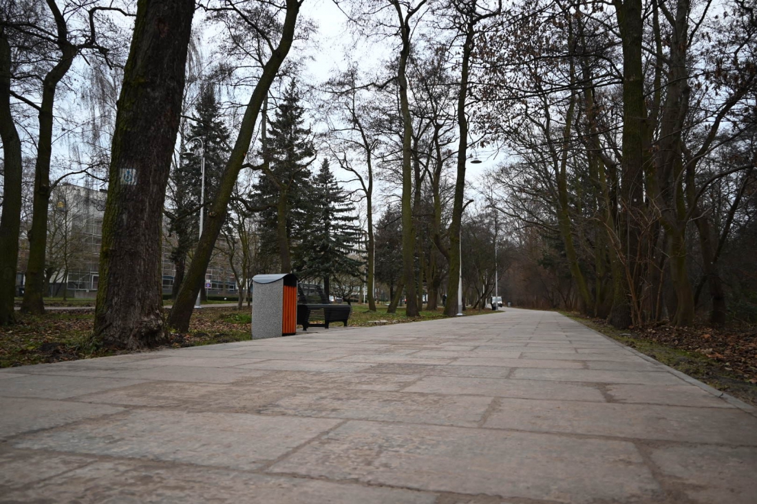 Efektem modernizacji jest szersza jezdnia, zmodernizowane zatoki autobusowe, nowe wiaty przestankowe, lepsza nawierzchnia ciągu pieszo-rowerowego i oświetlenie - fot. Starostwo Powiatowe w Kołobrzegu....